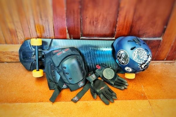 longboard gloves, helmet and skate knee pads
